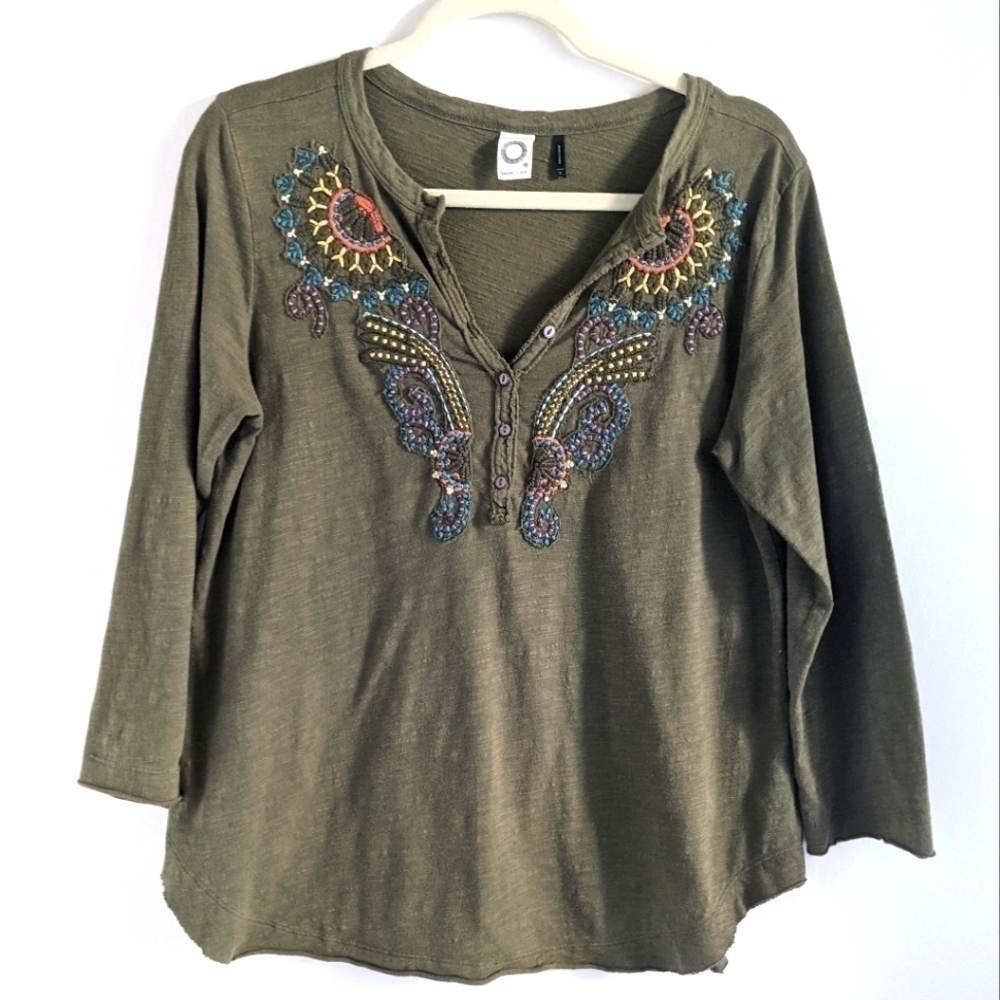 ANTHROPOLOGIE Akemi+Kim Embroidered Cotton Tee Shirt Olive Green M